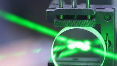 jeden chip, dziesiątki laserów. przełom w fotonice, który napędzi cent