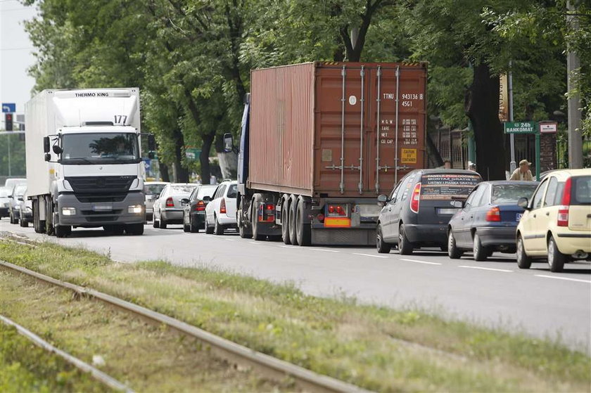 Otworzyli drogę rowerzystom, a kierowcy stali w korkach!