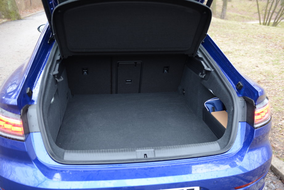 Volkswagen Arteon eHybrid ma bagażnik mniejszy niż inne wersje - zamiast 575 litrów, mamy 445 litrów, ale to i tak sporo.