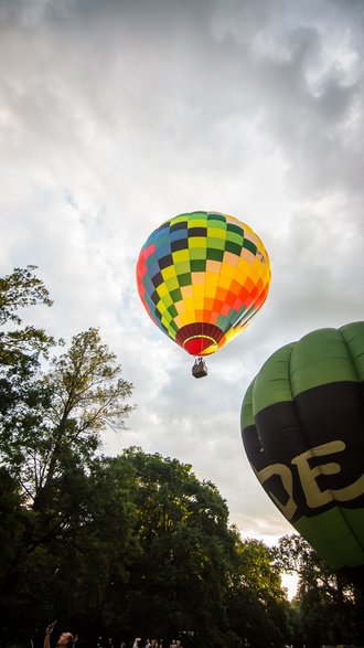 II Zawody Balonowe "In The Silesian Sky" - start balonów świtem z pszczyńskiego parku zamkowego - 25.06.2022 r. - autor: Andrzej Grynpeter