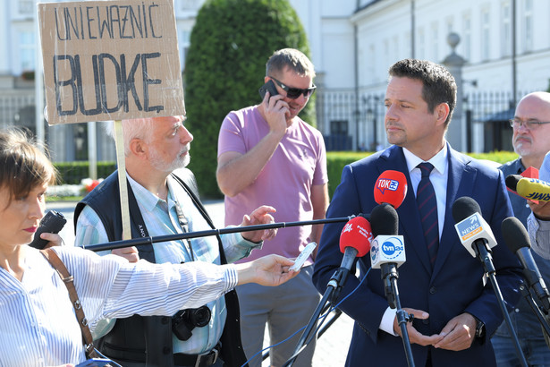 Warszawa, 30.07.2020. Prezydent Warszawy Rafał Trzaskowski (2P) podczas konferencji prasowej przed spotkaniem z prezydentem Andrzejem Dudą w Pałacu Prezydenckim, 30 bm. Jest to pierwsze oficjalne spotkanie obu polityków po zakończeniu wyborów prezydenckich 2020 r. (sko) PAP/Radek Pietruszka