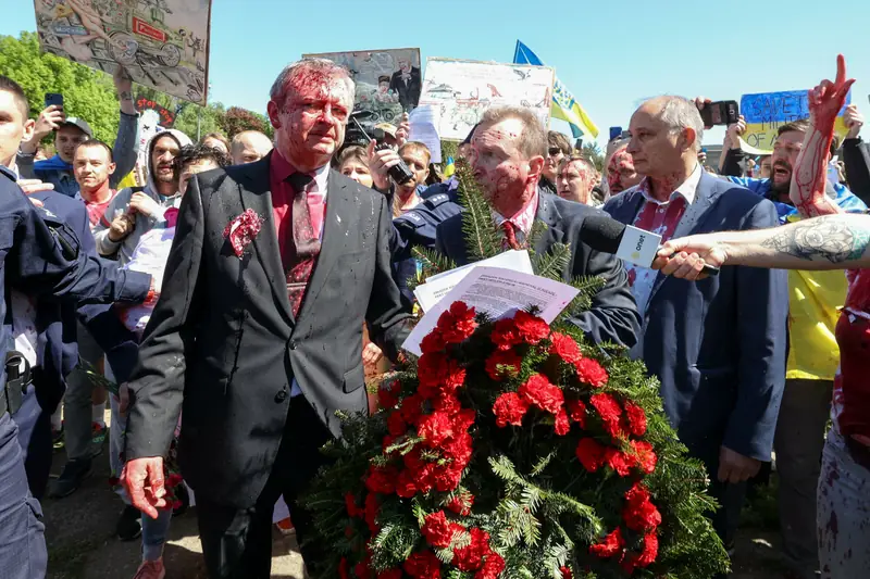 Siergiej Andriejew został oblany czerwoną substancją podczas próby złożenia wieńca przed Mauzoleum Żołnierzy Radzieckich w Warszawie