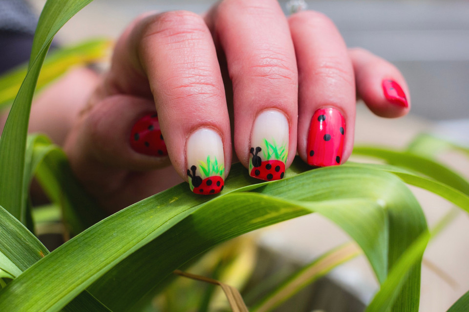 Wielkanocne paznokcie - pomysły i inspiracje na świąteczny manicure