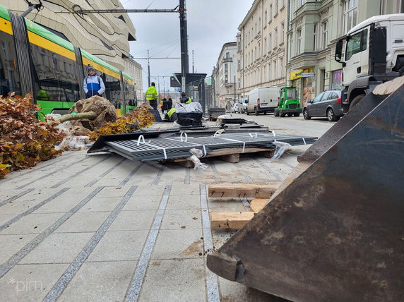 Na Al. Marcinkowskiego dotarł pierwszy transport nowych drzwi fot. PIM