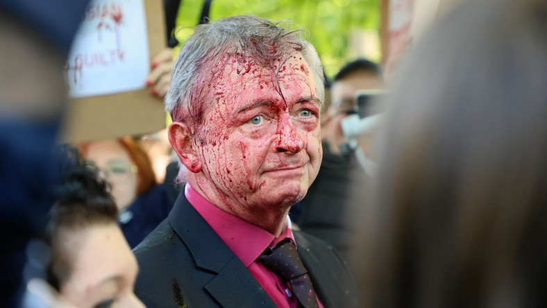 Ambasador Rosji Siergiej Andriejew oblany czerwoną farbą
