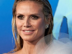 "O takim ciele się śni". Heidi Klum w sukni "utkanej z babiego lata" rozpaliła wyobraźnię internautów [FOTO]