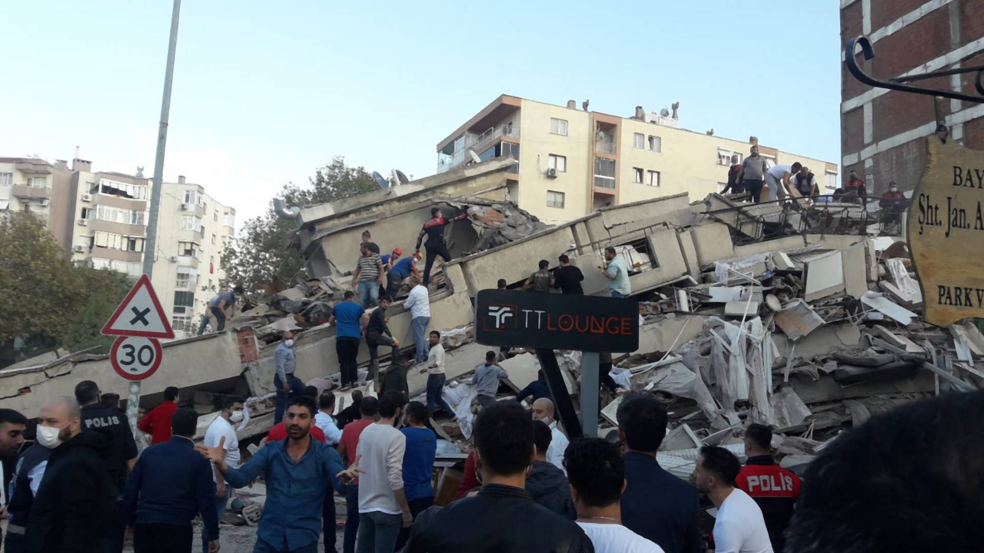 Stravičan zemljotres pogodio Tursku i Grčku, broje se žrtve, cunami ruši sve pred sobom
