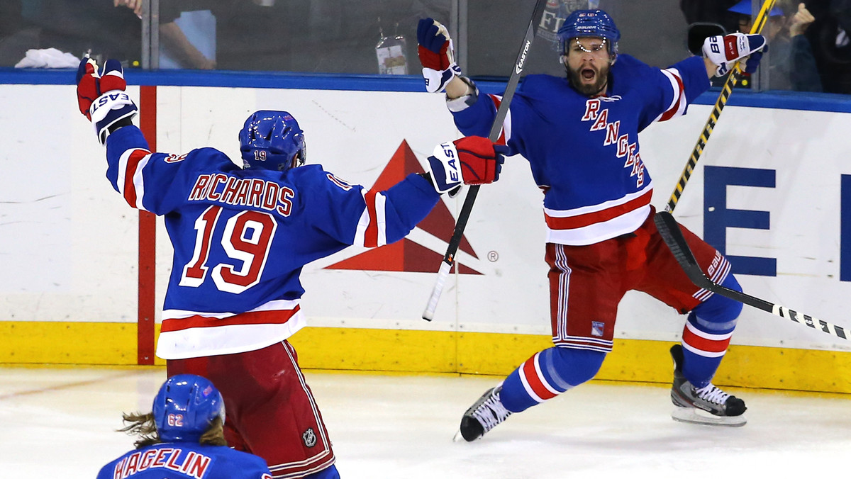 New York Rangers wygrali 3:2 po dogrywce z Montreal Canadiens i brakuje im już tylko jednego zwycięstwa, by awansować do wielkiego finału rozgrywek o Puchar Stanleya. Bohaterem meczu był Martin St. Louis, który zakończył zmagania golem w dogrywce.