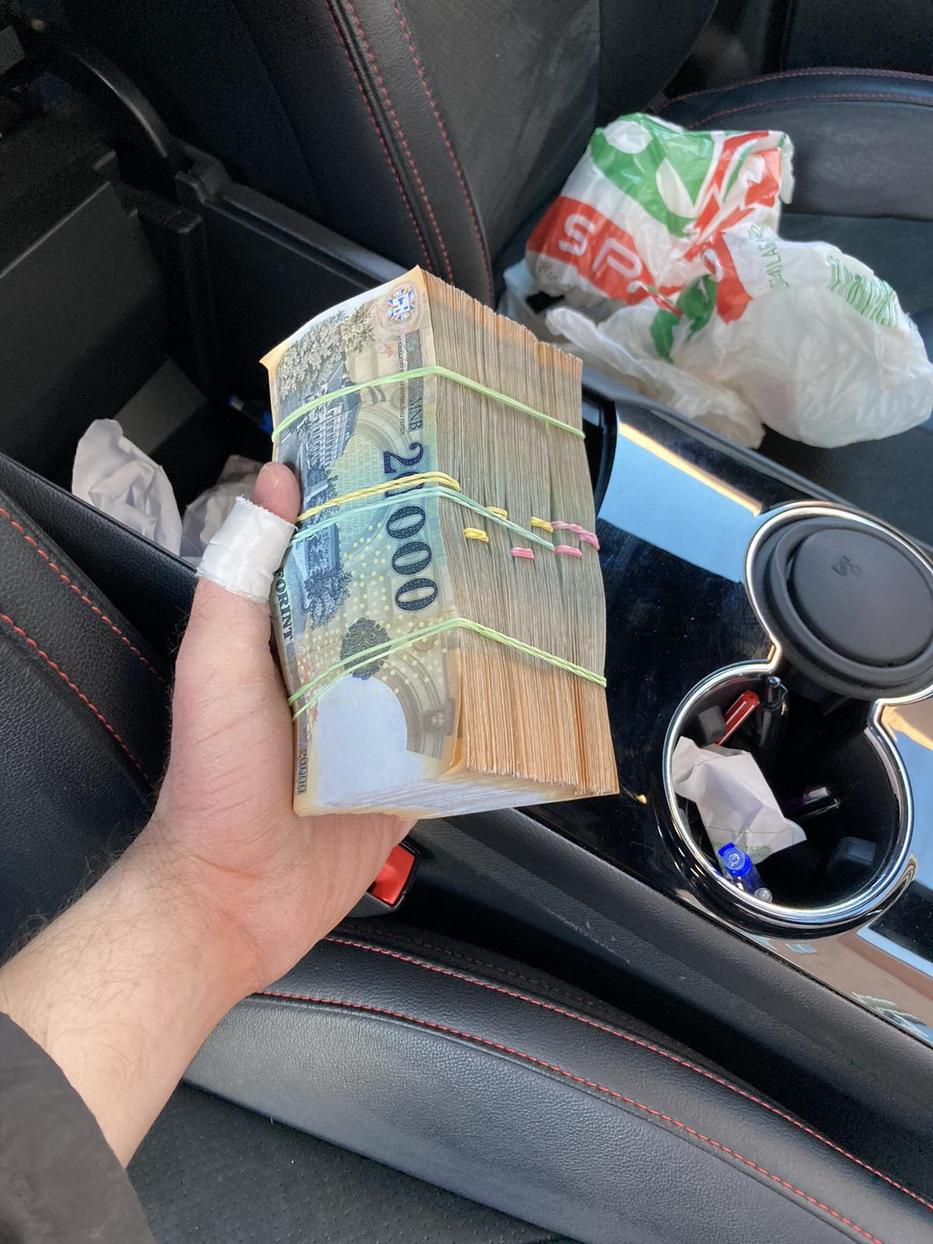 A kocsiban is volt némi tartalék pénz, hátha ki kell ugrani a kisboltba, vagy valami... / Fotó: NAV