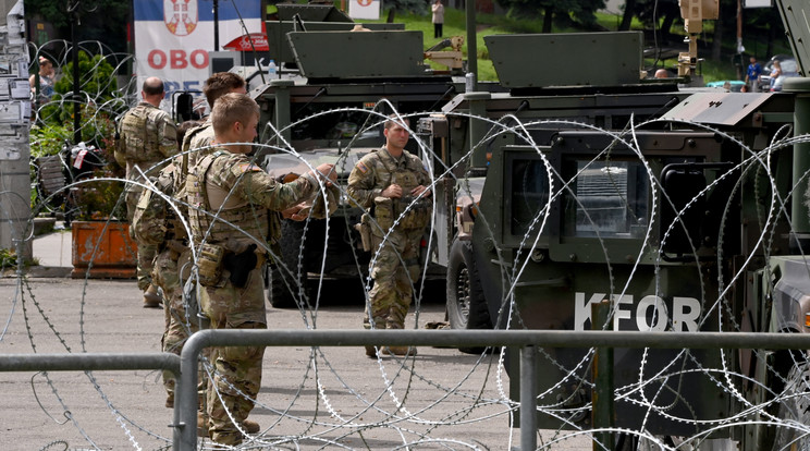 Tovább nő a feszültség Észak-Koszovóban, a NATO határozott lépésre kényszerült / Fotó: MTI/EPA/Georgi Licovszki