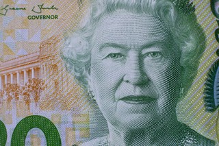 Funty z wizerunkiem Elżbiety II pozostają w użyciu. Kolejne decyzje po zakończeniu żałoby narodowej