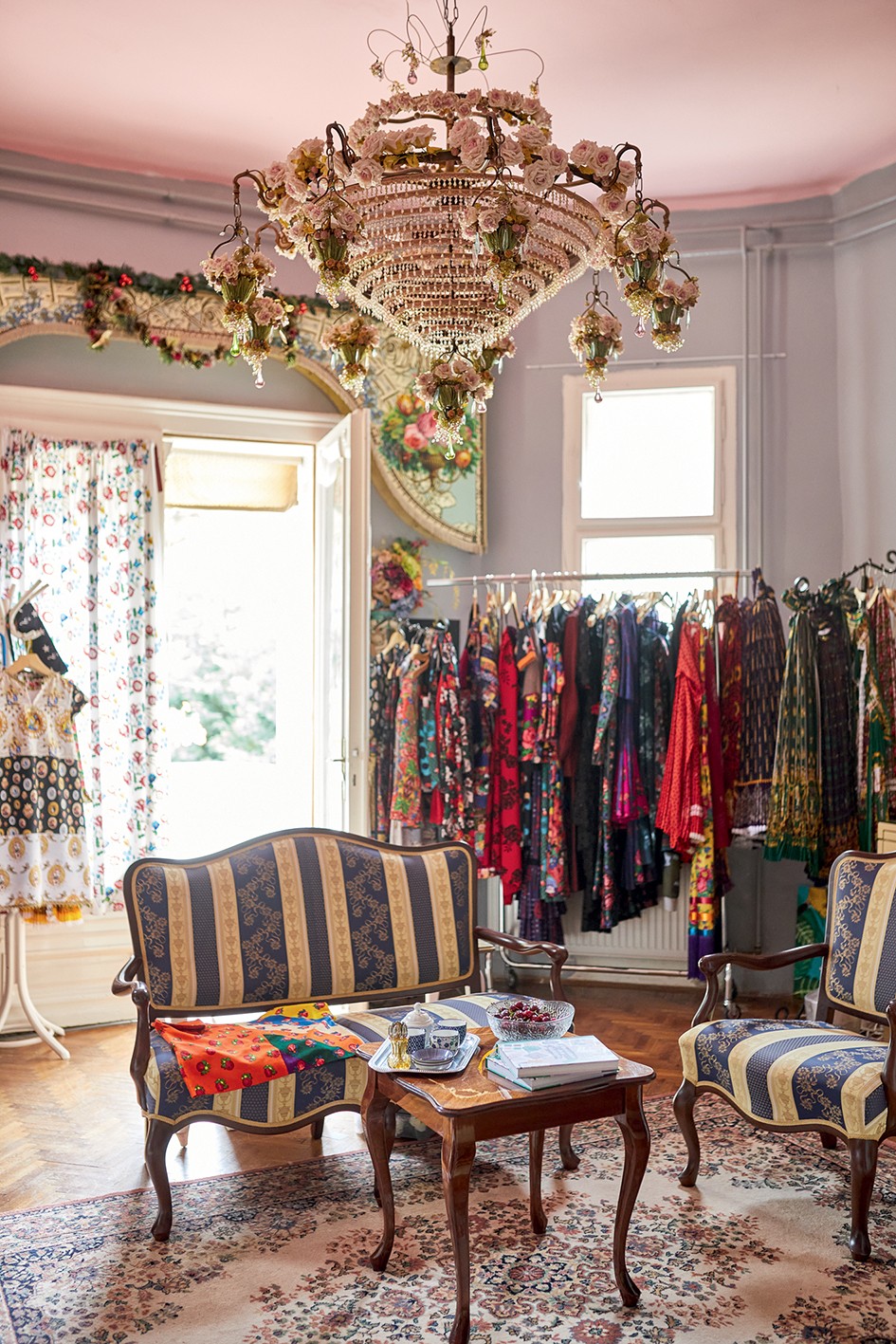 Szalonjukban klasszikus bútorok között lehet válogatni a színes darabok között