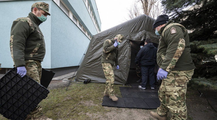 Sátrat állítottak a Heim Pál Gyermekkórházba érkezők előszűréséhez  / Fotó:  MTI/Szigetváry Zsolt