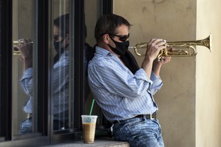 Ameryka grzęźnie w pandemii i sporze