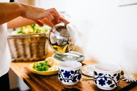 Samo tri začina i malo vode: Ovaj napitak rešiće vas bola u grlu za samo sat vremena