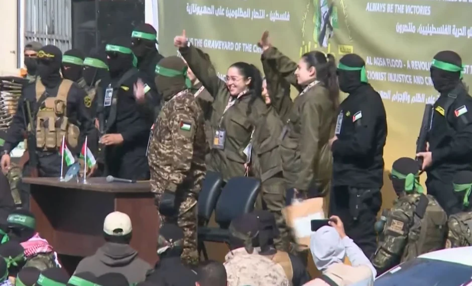 Izraelke su dočekane na trgu uz ovacije, mahale su uz osmehe okupljenoj masi