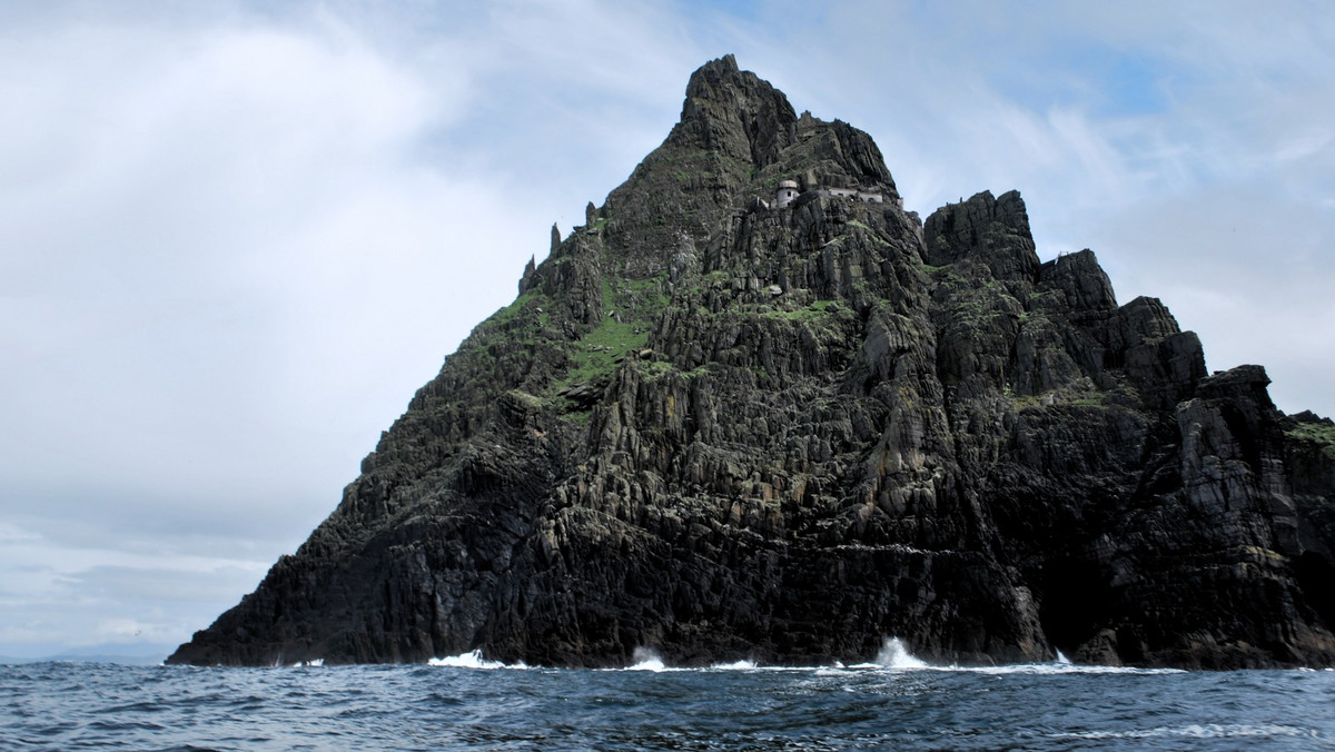 ​Wyspa Skellig Michael jest przez Irlandczyków uważana za dobro narodowe. Po tym, jak nakręcono na niej sceny z ostatnich „Gwiezdnych Wojen”, zainteresowali się nią turyści z całego świata. Prawdopodobnie jednak nie wszyscy chętni zobaczą malowniczą wyspę – może ją odwiedzić nie więcej niż 15 tysięcy osób rocznie.