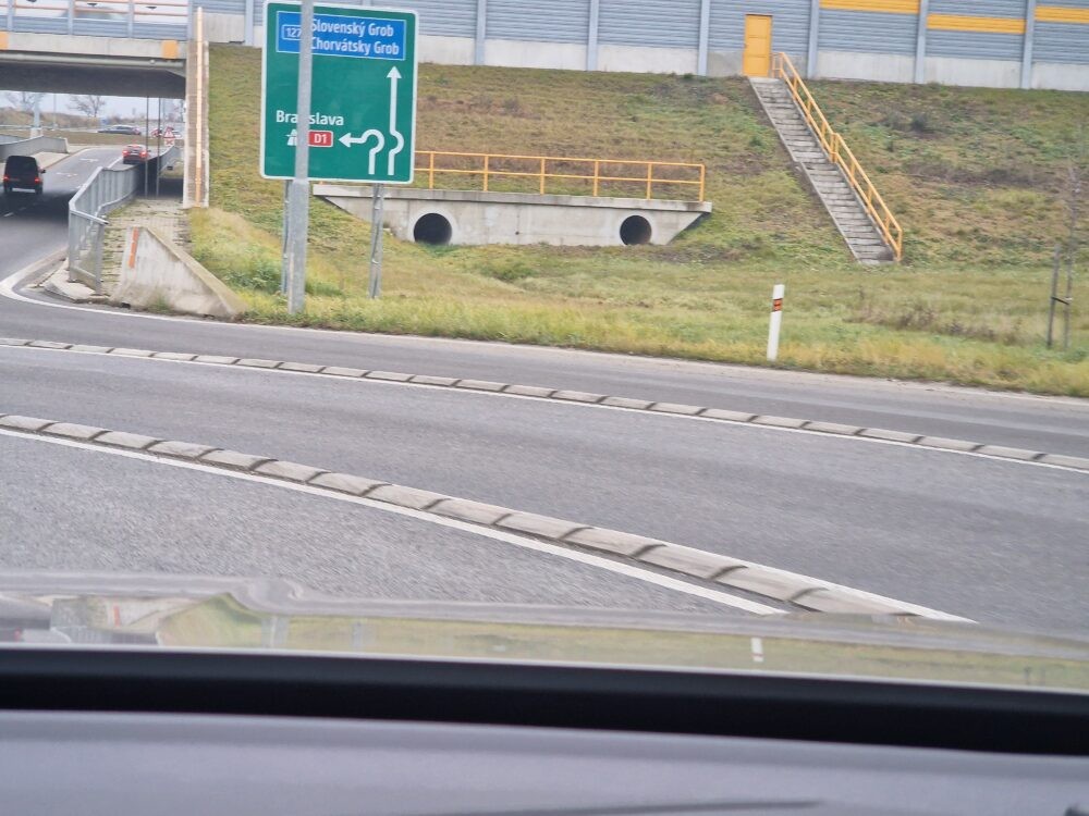 Cestné obrubníky na križovatke pri Bernolákove.
