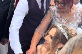 PONIŽAVAJUĆI SNIMAK sa svadbe na kom MLADI GOSTI SUMANUTO GURAJU RUKE U DEKOLTE prenerazio je Balkan: Ovo je razlog ponašanja za koje naši ljudi kažu da je NAJDEGUTANTNIJE IKAD