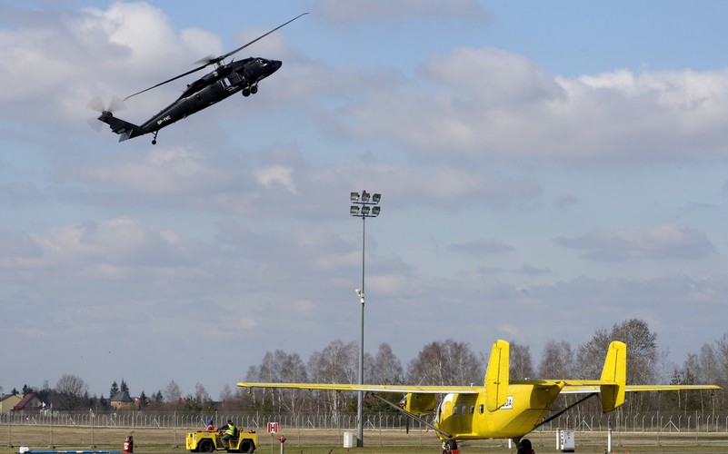 „PZL jest bardzo wartościową częścią koncernu Lockheed Martin. I czekamy, że w przyszłości będziemy wytwarzać tutaj jeszcze więcej produktów. Oczekujemy, że będzie tu spływało coraz więcej zamówień także dla innych produktów koncernu. Przed PZL jest świetlana przyszłość” - powiedział.
<br>
Dodał, że obecnie wiele osób z koncernu LM przyjeżdża do Mielca, aby „zapoznać się z możliwościami polskiego zakładu”. „W ten sposób przedstawiamy też PZL Mielec różnym działon koncernu” - powiedział Gordon.
<br>
huk/ mhr/
<br><br> fot. (dd/zuz) PAP/Darek Delmanowicz