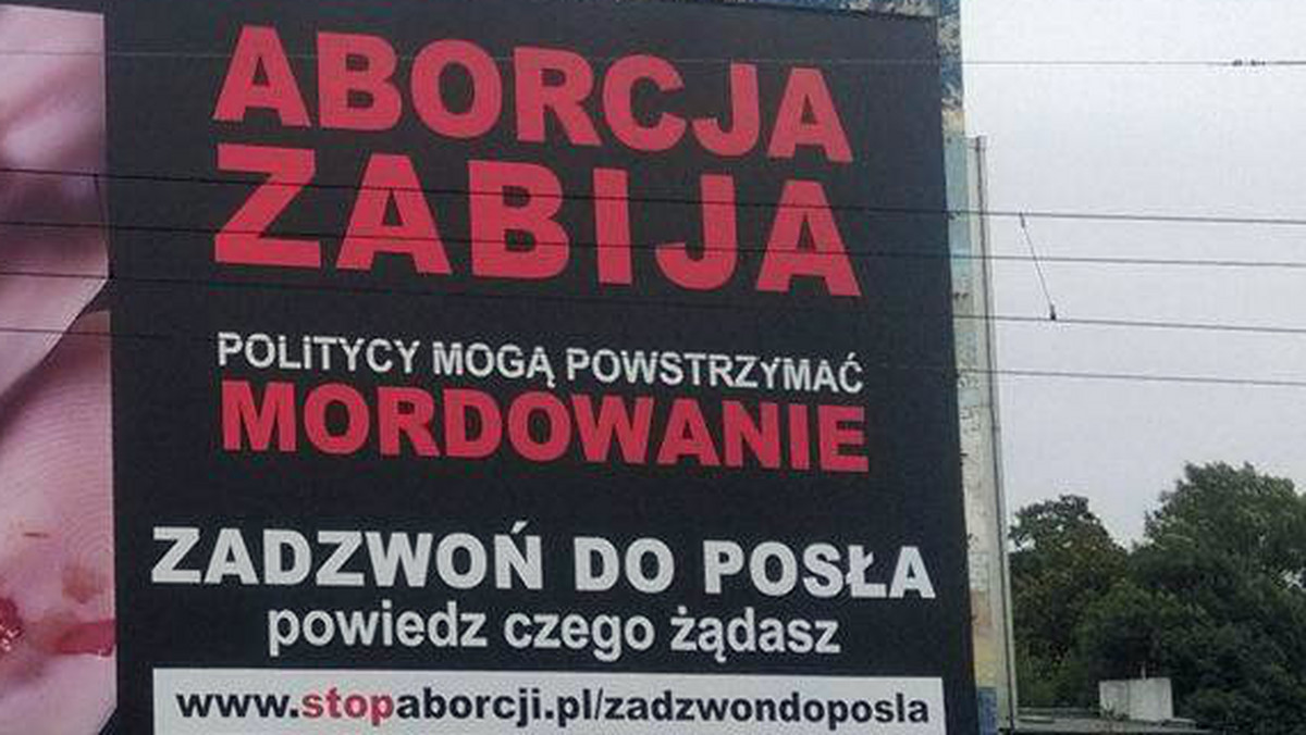 Na ścianie jednej z kamienic przy ulicy Wyszyńskiego w Poznaniu pojawił się ogromny plakat, przedstawiający martwy płód na ludzkiej dłoni. Zdjęcie podpisano "Aborcja w 11 tygodniu ciąży". Treść plakatu zachęca poznaniaków, aby dzwonili do posłów i próbowali przekonać ich do poparcia projektu ustawy całkowicie zakazującej przerywania ciąży.