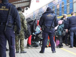 Mieszkańcy Ukrainy ewakuują się do Polski i przybywają m.in. na dworzec w Przemyślu