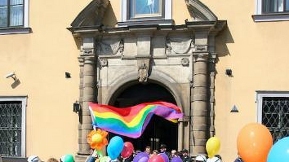 "Co dwóch ojców to nie jeden" - tak brzmi jeden z prowokacyjnych transparentów manifestacji homoseksualnej Marszu Tolerancji, organizowanego w ramach festiwalu Kultura dla Tolerancji. Na jej drodze stanęły dwie  kontrdemonstracje: Młodzieży Wszechpolskiej i Narodowego Odrodzenia Polski. Do ochrony demonstracji zaangażowano pół tysiąca policjantów - podało radio RMF FM.