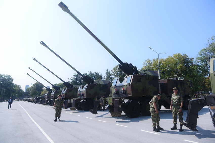 Aleksandar Vučić na prikazu naoružanja