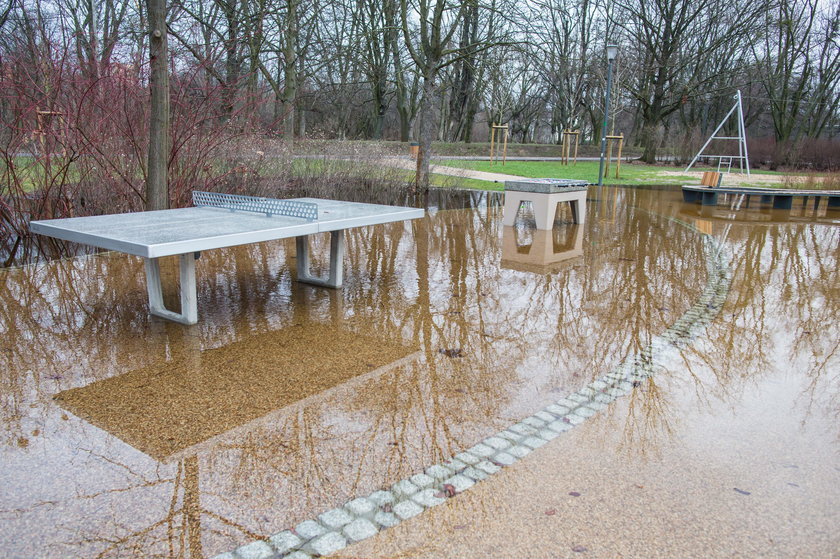 Zalany nowy plac zabaw w parku Wodziczki