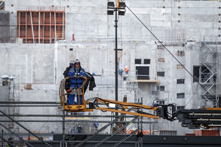Transport paliwa do schronów powinien rozpocząć się w przyszłym roku i zająć dziewięć lat. Będzie ono przewożone z terenu elektrowni w specjalnej, kilkunastometrowej kapsule umieszczonej na platformie wagonowej. Między elektrownią a zakładem utylizacji i przechowywania zbudowano specjalną linię kolejową. Obecnie trwa jej testowanie. Prace nadzoruje Międzynarodowa Agencja Energii Atomowej.