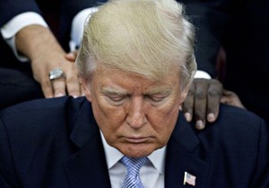 Donald Tramp tokom jedne od molitvi u Beloj kući | Foto: Andrew Harrer/Bloomberg via Getty Images