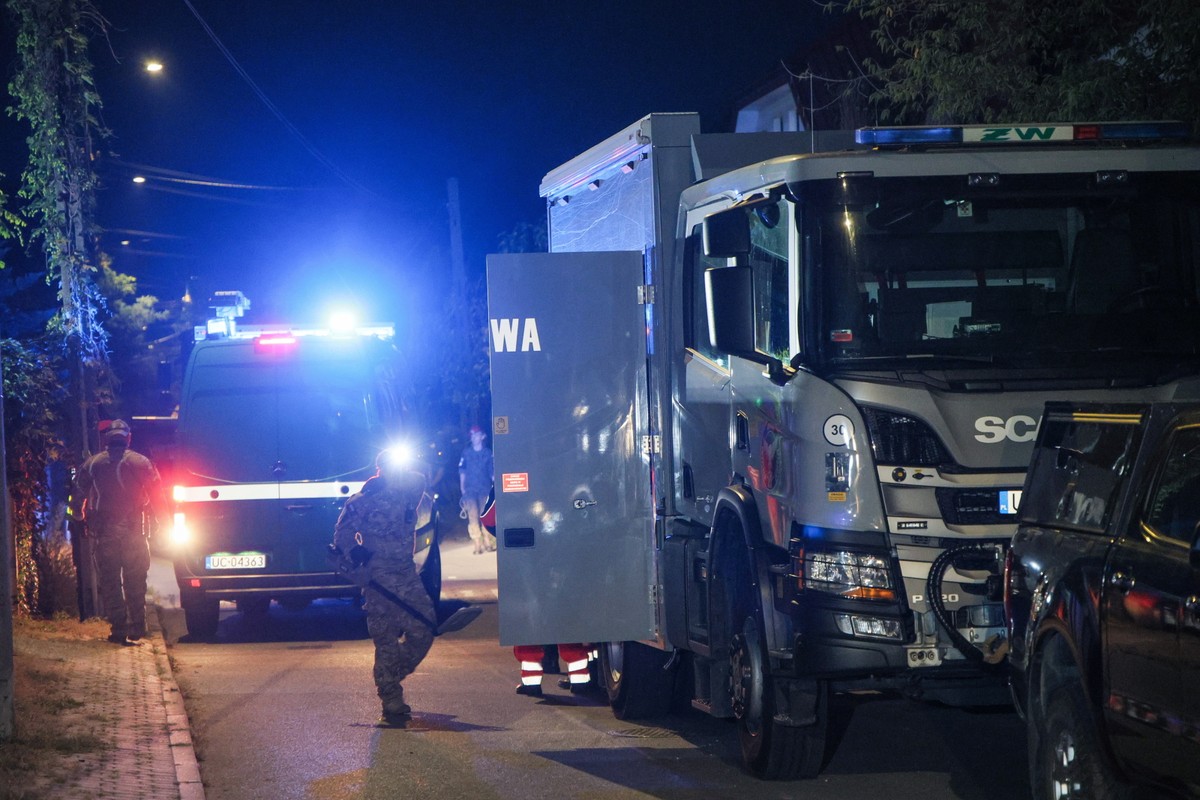 Wojskowy wóz stojący przy ul. Zawiszaków w Rembertowie -trwa nocna ewakuacja mieszkańców po odkryciu materiałów wybuchowych w prywatnym mieszkaniu