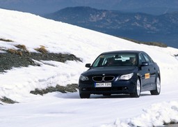 Jak bezpiecznie jeździć zimą
