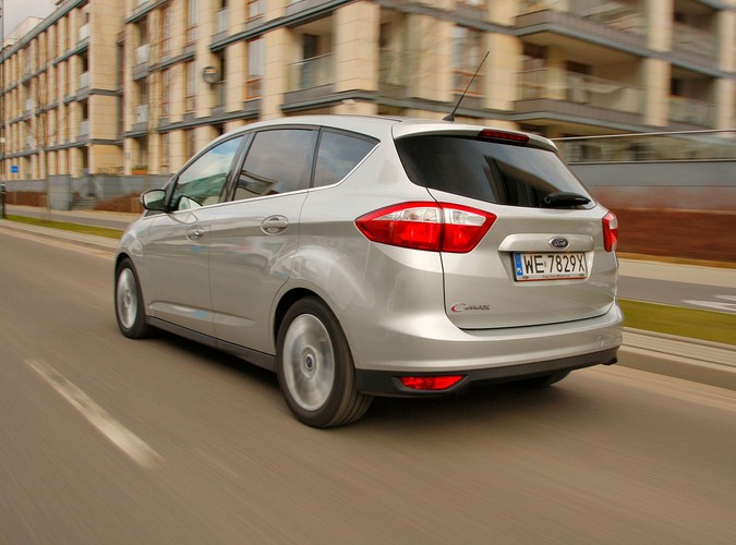 Z czym wam się kojarzą kompaktowe minivany, bo nam z nadmuchanymi autami segmentu C, które są mniej poręczne w mieście i wolniejsze na zakrętach. Po przejażdżce najnowszym fordem c-max diametralnie zmieniamy naszą opinię...