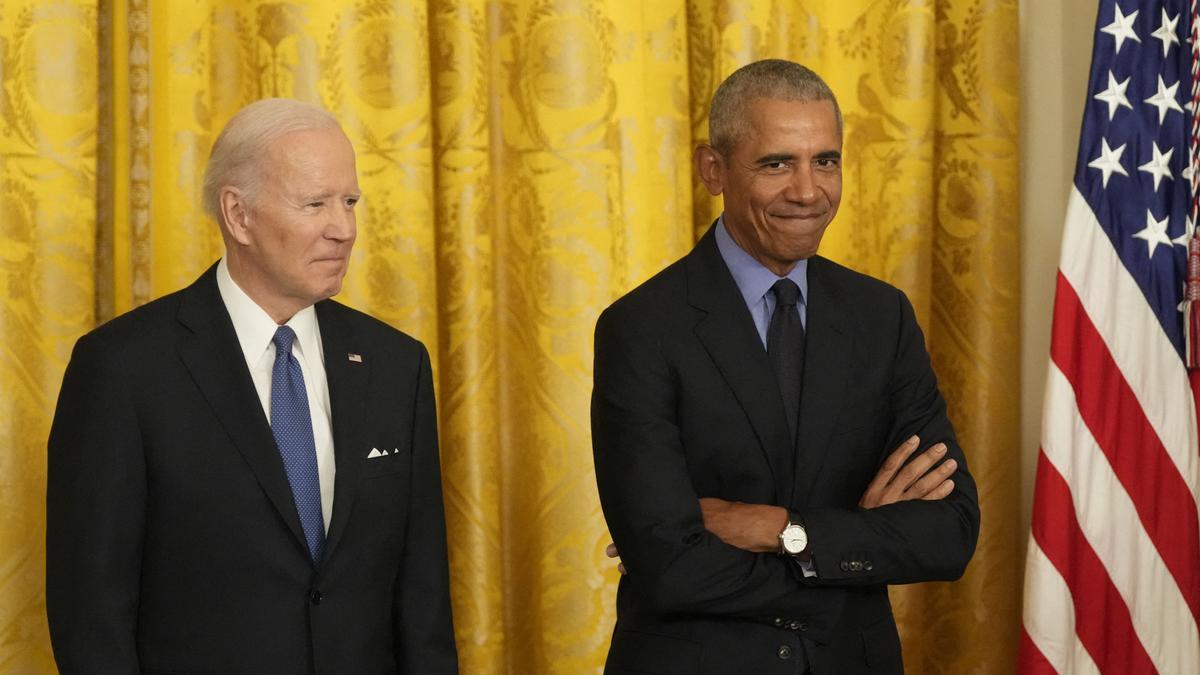 Joe Biden teljesen összezavarodott amikor a személyzete inkább Barack  Obamát "választotta" - videó - Blikk