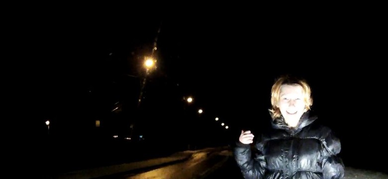 Skąd ona się tam wzięła?! Kobieta-zjawa na ulicy łapała "stopa". WIDEO