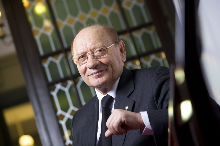 Prezydent Rzeszowa jest właścicielem domu, mieszkania oraz trzech działek budowlanych. Posiada udziały w przedsiębiorstwie 'Kontakty' sp. z o.o. w Rzeszowie. Jest również jedynym prezydentem miasta wojewódzkiego, który pobiera już emeryturę. Na co dzień jeździ Mercedesem GLK 200D CDI.
<br><br>
(Paweł Pawłowski/PAP)