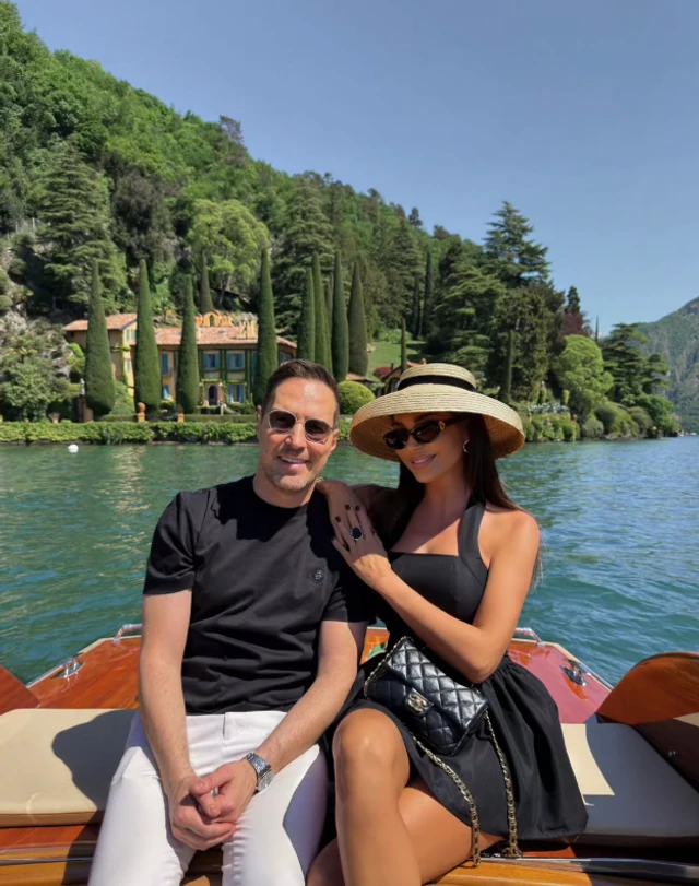 Pevač se DVA PUTA RAZVODIO od ISTE ŽENE, sad podelio zajedničku fotografiju: "Najlepše je kad si pored mene"