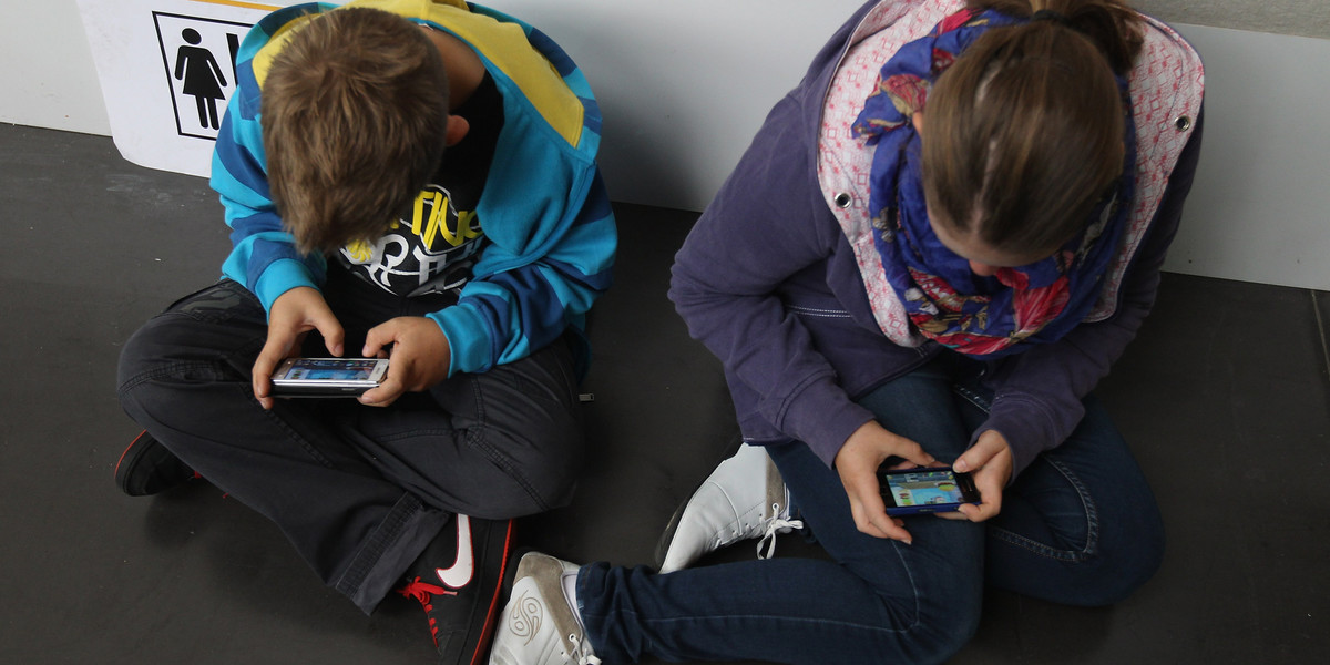 Nastolatkowie korzystają ze smartfonów w domu i w szkole. Prawie co trzeci przez ponad 5 godzin dziennie