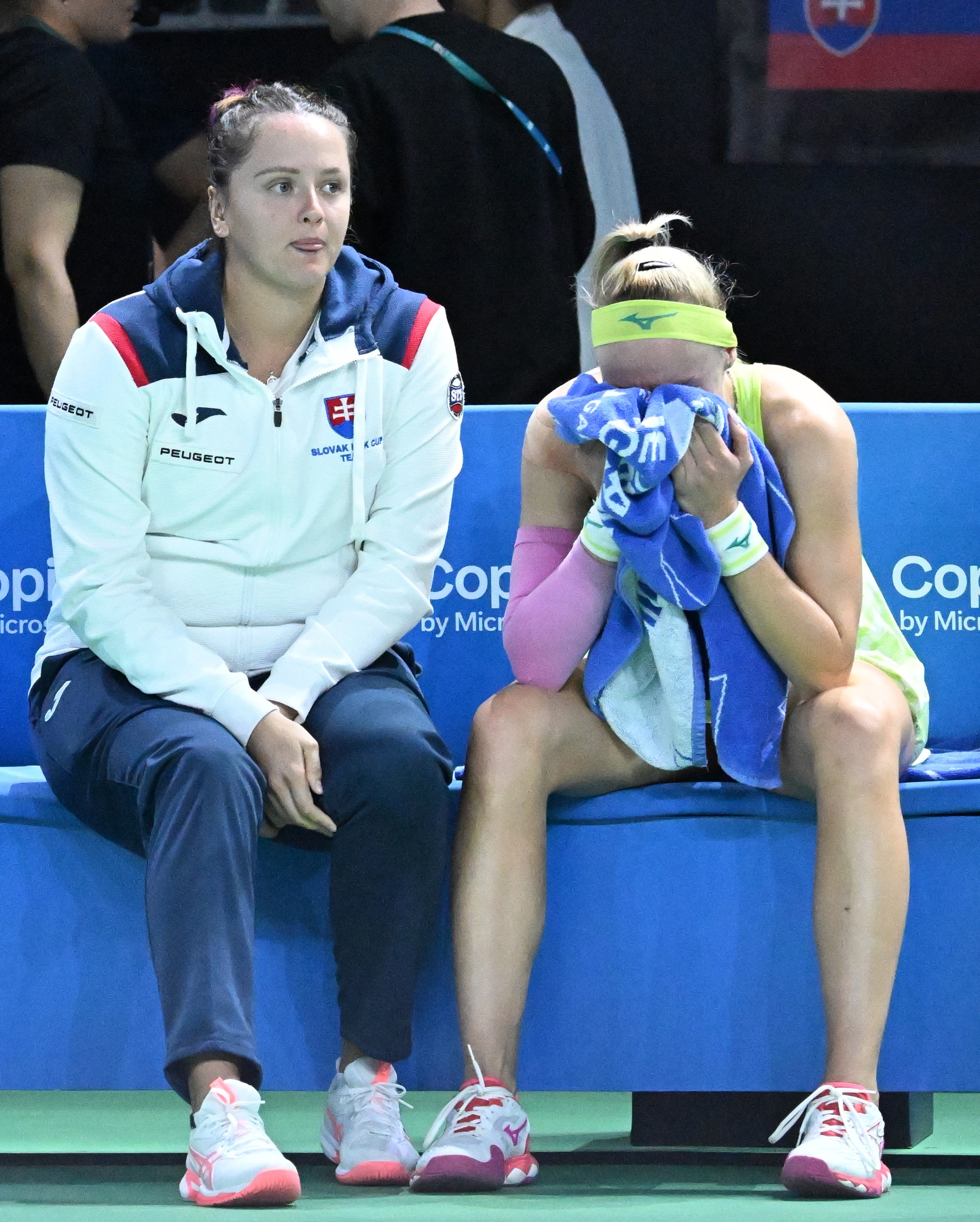 Slovenské tenistky Viktória Hrunčáková (vľavo) a Rebecca Šramková (vpravo).