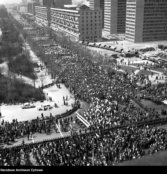 Jak wyglądała majówka w PRL-u? Archiwalne zdjęcia z tamtych lat (zdjęcie z pochody pierwszomajowego w Warszawie w 1969 r.)