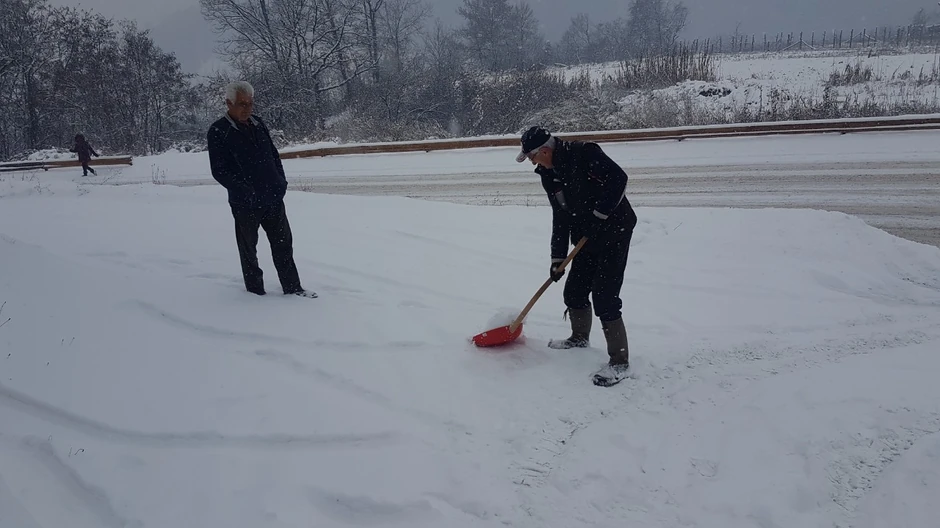Na novovaroškim ulicama danas ima i do pola metra snega