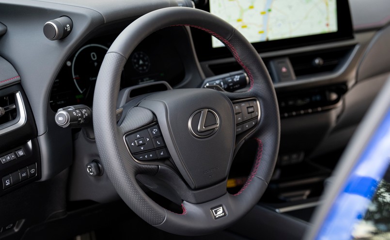 Nowy Lexus UX 300h