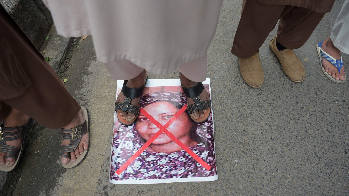 Zgodnie z orzeczeniem Sądu Najwyższego, Asja Bibi jest wolną obywatelką Pakistanu. Jednak od ogłoszenia wyroku uniewinniającego, wciąż pozostaje w nieznanym i strzeżonym miejscu. Teraz, mimo obietnicy rządu, że kobieta nie opuści kraju, światowe media donoszą, że Asja Bibi została wywieziona do któregoś z państw europejskich. Czy za granicą będzie bezpieczna? Przeczytajcie tekst Anny Wilczyńskiej.
