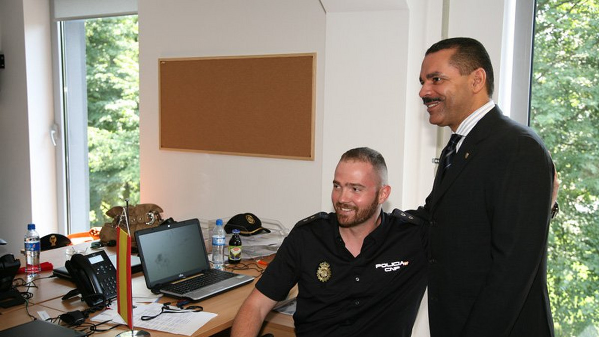 Sekretarz generalny Interpolu, Ronald Noble, odwiedził Policyjne Centrum Dowodzenia w Legionowie. Spotkał się z polskimi i zagranicznymi policjantami, pracującymi w Centrum przez cały czas mistrzostw Euro 2012.
