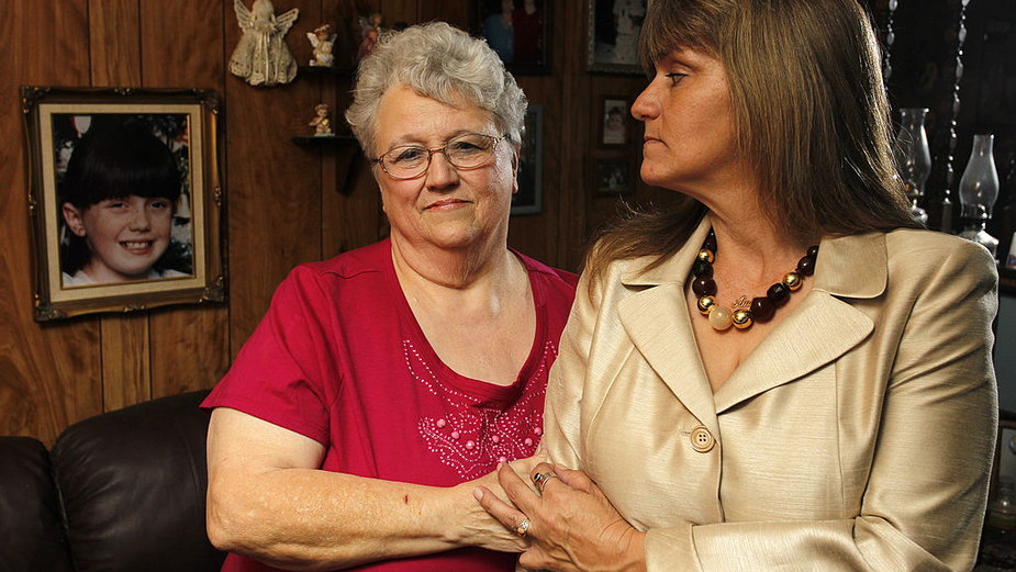 Rodzina Amber: Glenda Whitson (babcia) i Donna Norris (matka). Na ścianie portret Amber