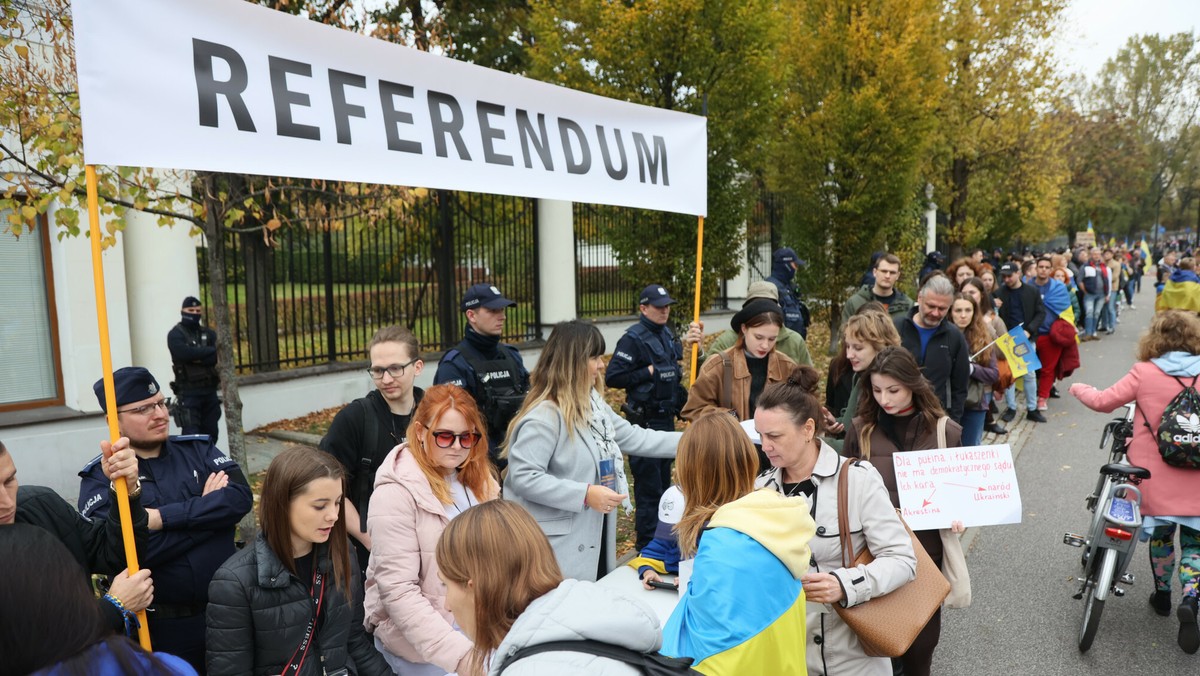 Warszawa. Protest przed ambasadą Rosji. Zorganizowali "referendum"