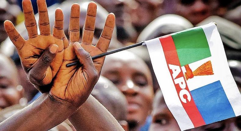 A supporter of the All Progressive Congress (APC) holds up the sign of President Muhammadu Buhari's re-election campaign [Twitter/@BuhariCentre]