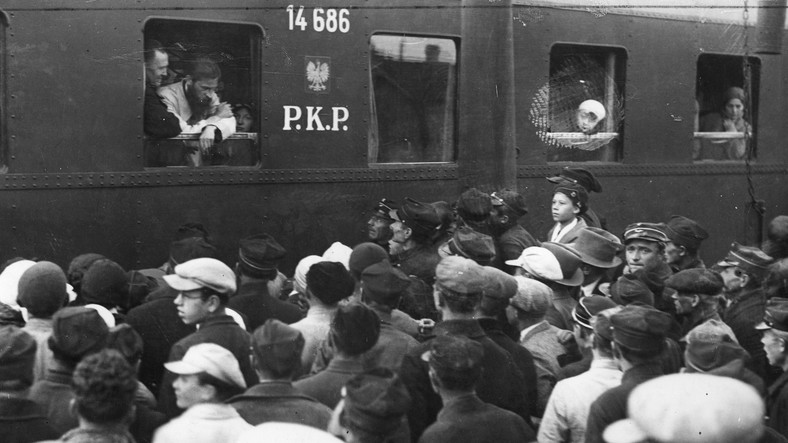Przedstawiciele Czerwonego Krzyża w oknie pociągu do Kołosowa. Stołpce, 1932 r.
