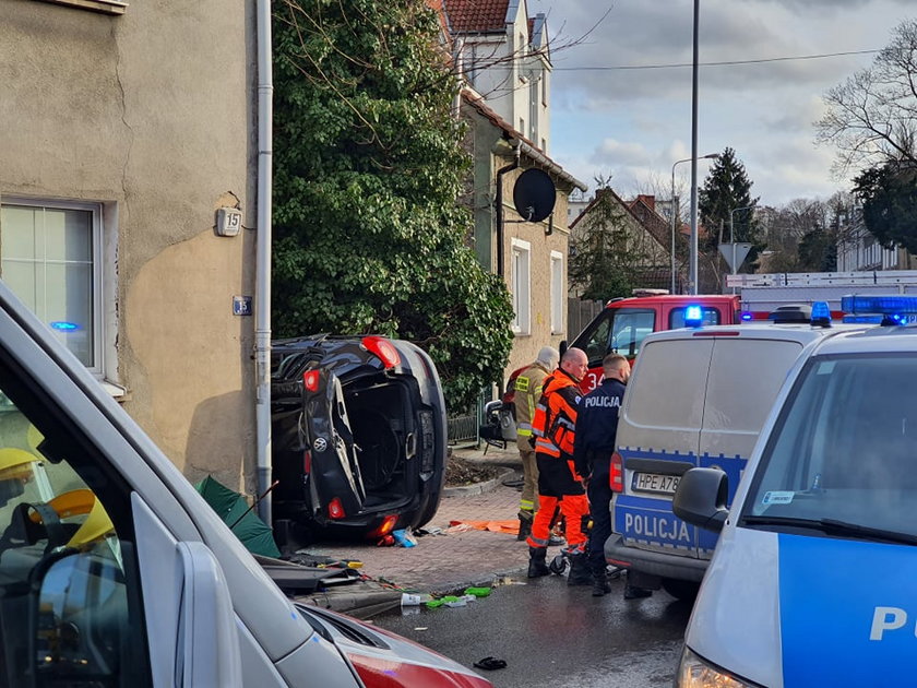 Volkswagen cudem minął pieszych na pasach. 